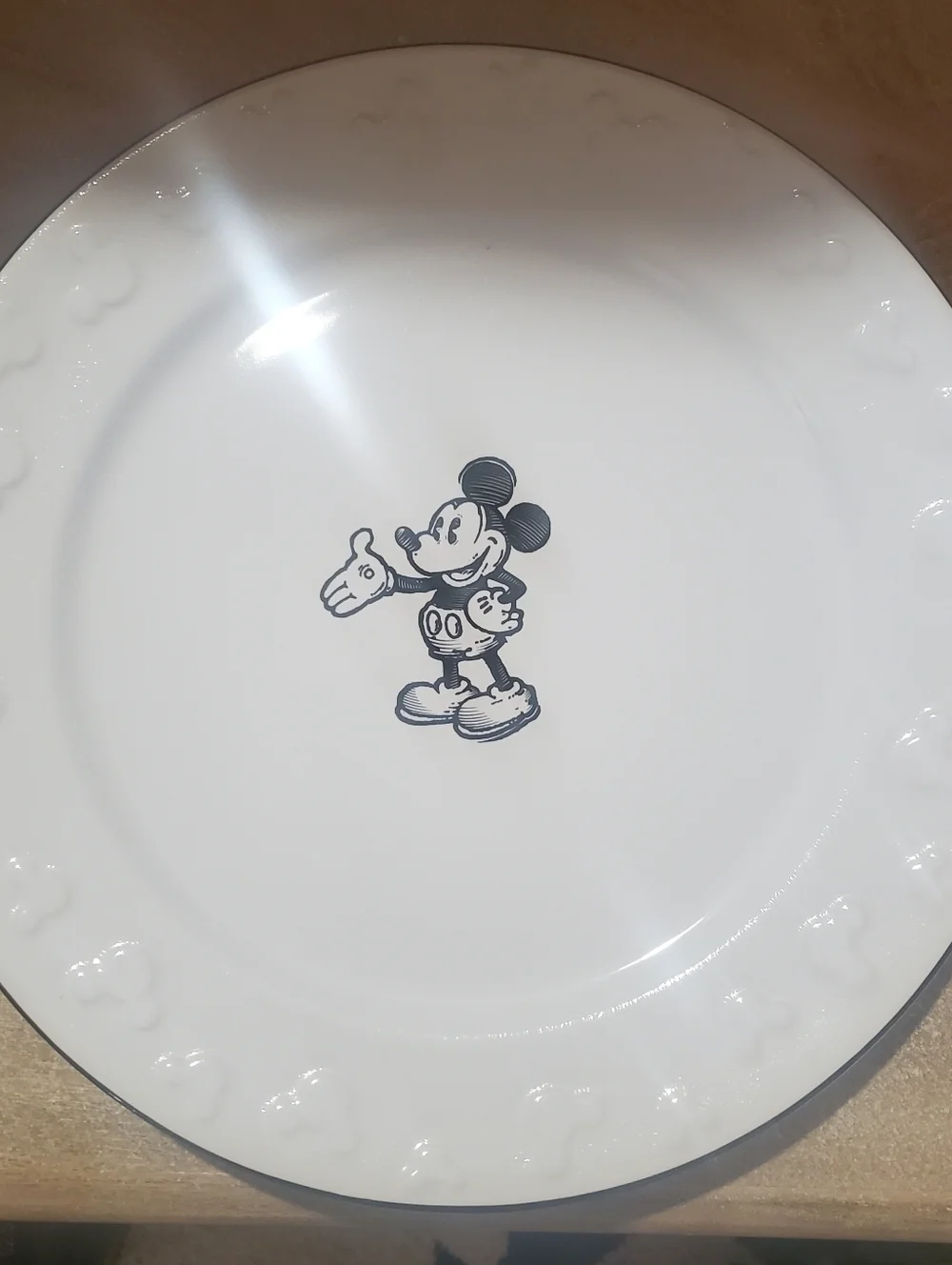 MICKEY MOUSE COLLECTIBLE DINNER PLATES. SET OF 2. CLASSIC BLK/ WHT. 11 IN. NWT